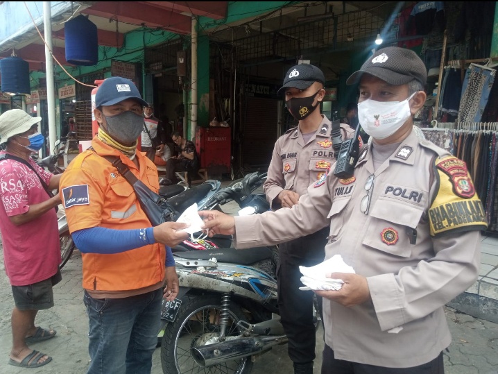 Bersama Bintara Remaja, Polsek Pademangan Bagikan Masker ke Pedagang