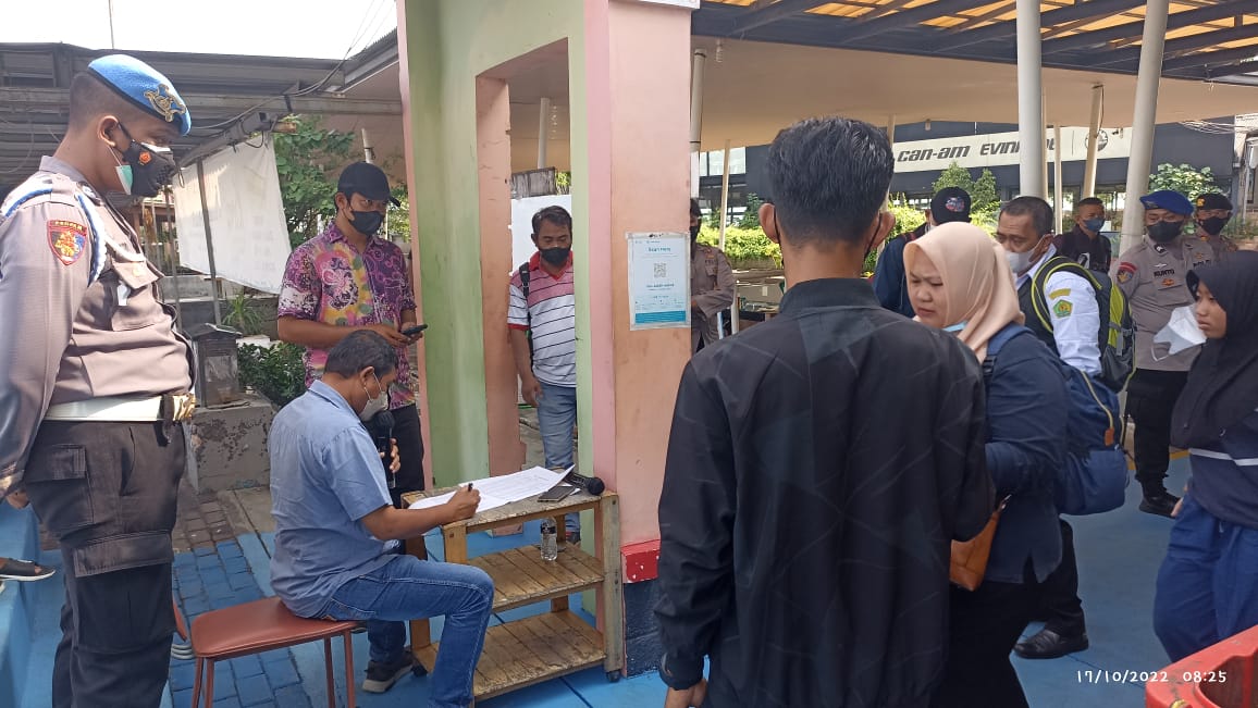 177 Penumpang di Marina Ancol Dihimbau oleh Polres Kep. Seribu untuk Scan PeduliLindungi Sebelum Naik Kapal