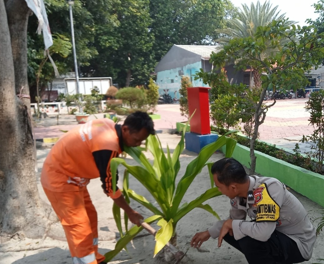 Polsek Kepulauan Seribu Utara dan Warga Bersatu dalam Penanaman Pohon untuk Mengurangi Polusi Udara