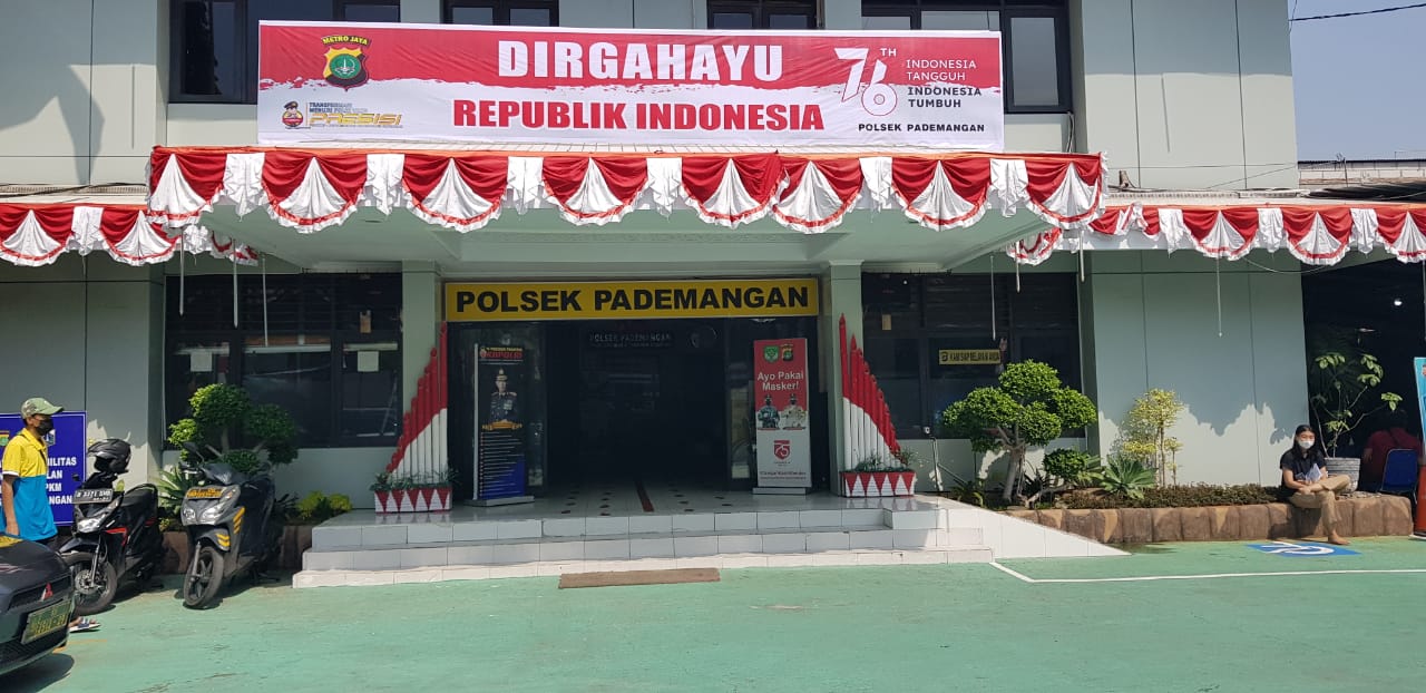 Meriahkan HUT RI ke 76, Mapolsek Pademangan di Meriahkan Spanduk & Umbul - umbul