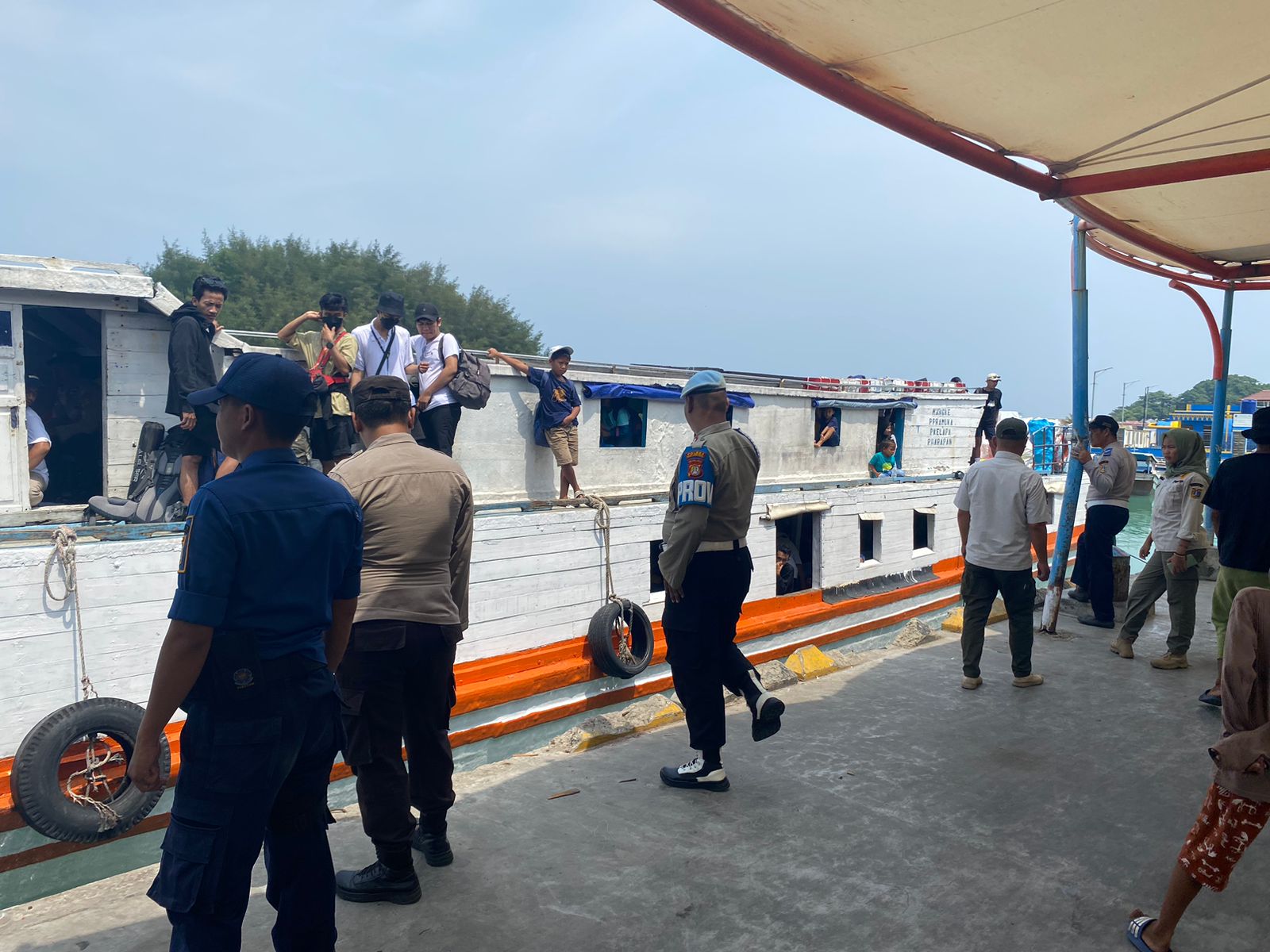 Melalui Pengamanan Dermaga Kapolsek Kepulauan Seribu Berikan Himbauan Keselamatan Berlayar