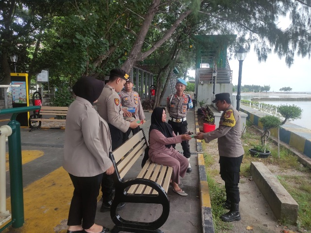 Polsek Kepulauan Seribu Selatan Bagikan Takjil Berkah Ramadhan di Pulau Untung Jawa