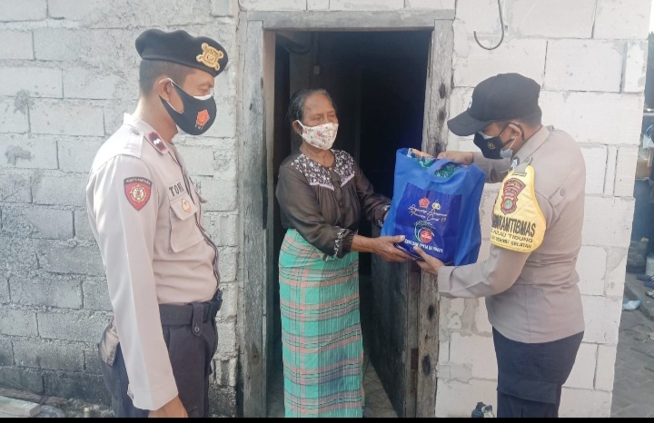 PPKM Level4, Polres Kep Seribu Kembali Salurkan Bansos kepada 121 KK di Slum Area