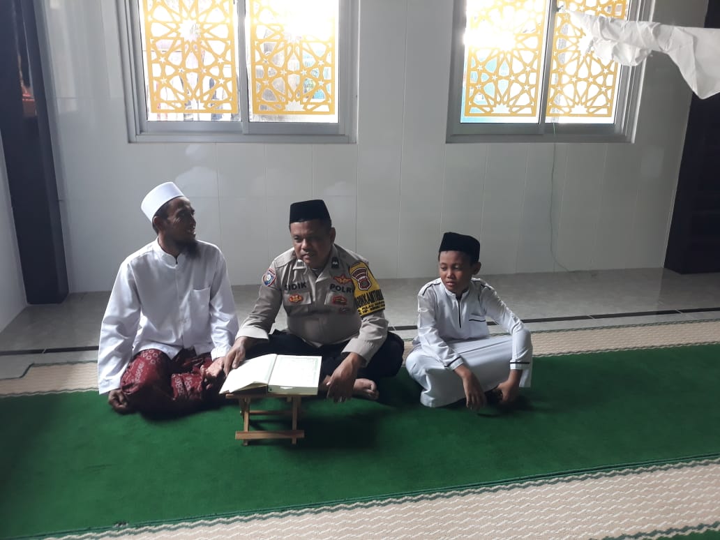 Bhabinkamtibmas Pulau Panggang Ajak Warga Gelar Hataman dan Tadarus Al-Qur'an di Masjid Al-Hidayah