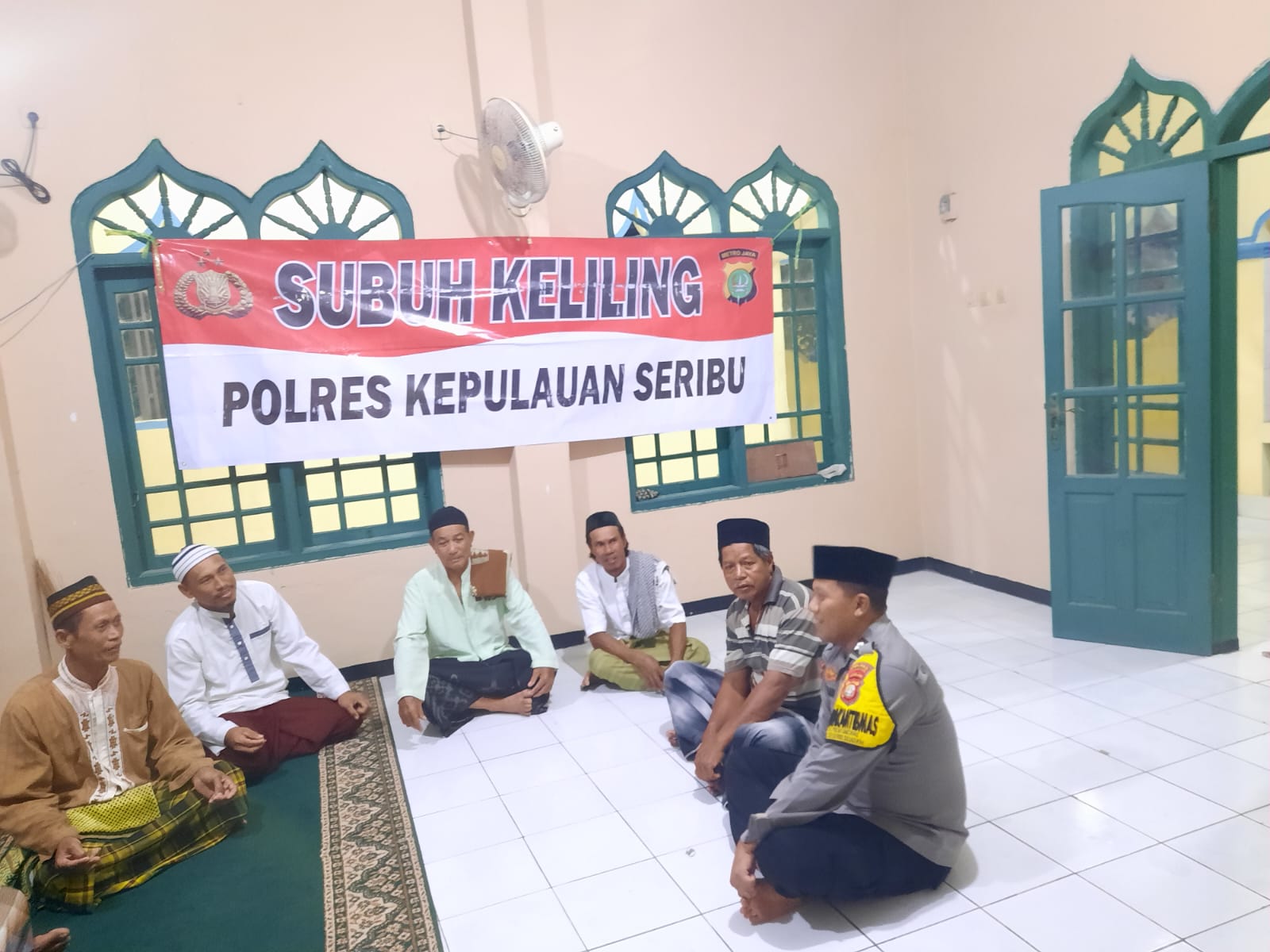 Bhabinkamtibmas Polres Kepulauan Seribu, Briptu Tulus, Galang Semangat Sukseskan Pemilu 2024 Melalui Giat Subuh Keliling di Pulau Lancang