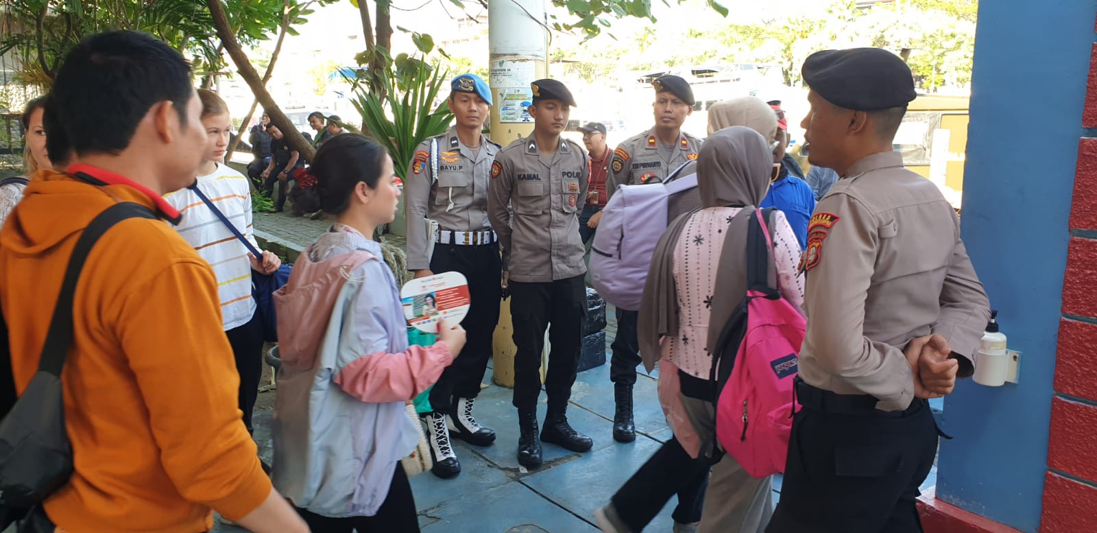 Polres Kepulauan Seribu Amankan Keberangkatan Warga dan Wisatawan di Dermaga 16 dan 17 Marina Ancol untuk Mewujudkan Kondisi Aman dan Nyaman