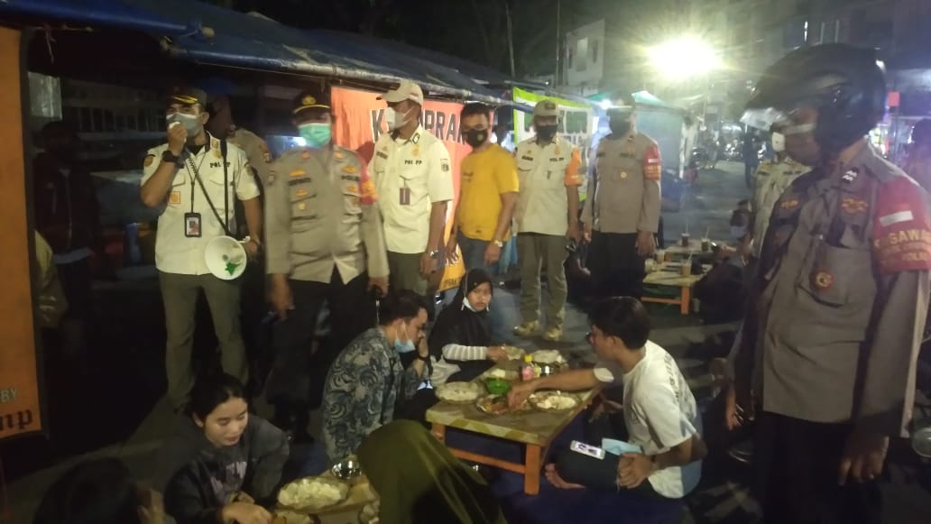 Gelar Patroli Besar, Polsek Pademangan Beri Sanksi 14 Tempat Usaha yang Melanggar PPKM Level 3