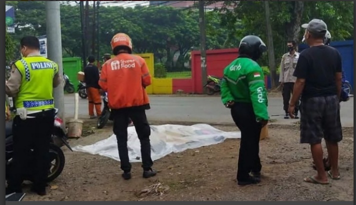 Tergelincir Saat Menyalip Mobil Box, Pengendara Motor Tewas Terlindas