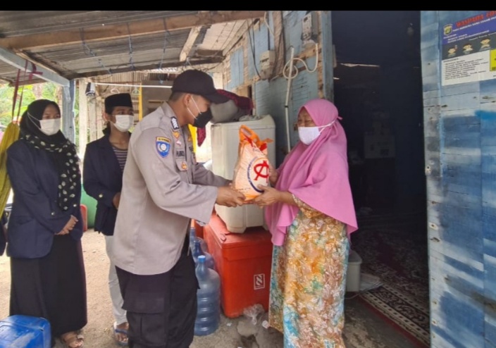 Kurangi Beban Warga Terdampak Covid-19, Polres Kep Seribu Bagikan Bansos kepada 88 KK