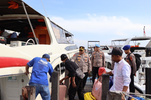Kapolres Kepulauan Seribu AKBP Ajie Lukman Hidayat Tinjau Langsung Keberangkatan Wisatawan dan Pemudik di Dermaga Marina Ancol