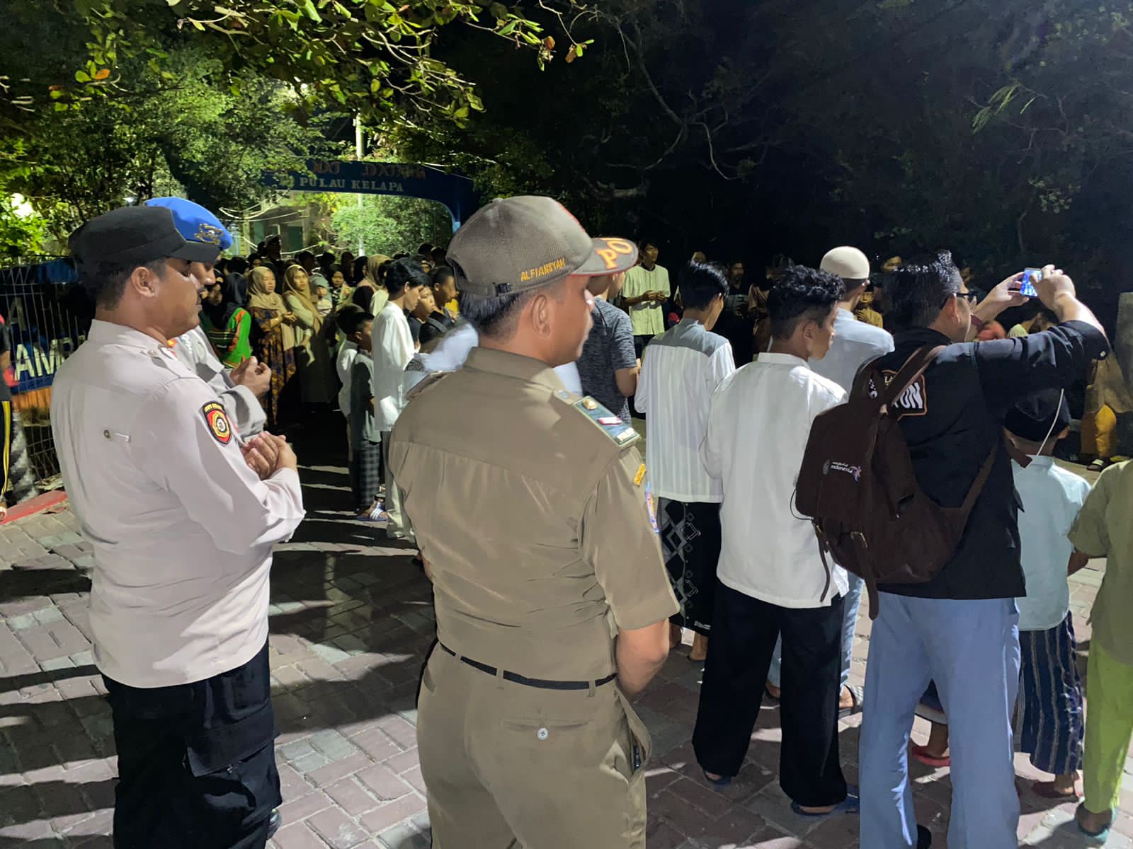 Polsek Kepulauan Seribu Utara Gelar Kegiatan Pengamanan Arak Tujuh dan Doa Bersama di Pulau Kelapa