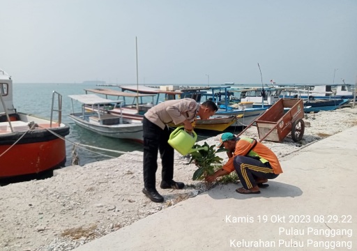 Polsek Kepulauan Seribu Utara dan Warga Bersatu Tanam Pohon dan Mangrove untuk Menyehatkan Udara