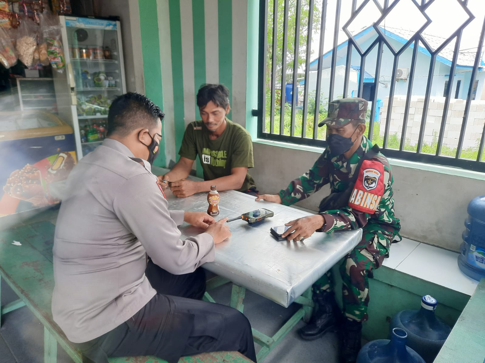 Sinergitas, Bhabinkamtibmas Polsek Kepulauan Seribu Selatan dan Babinsa Laksanakan Patroli Dialogis Bersama-sama