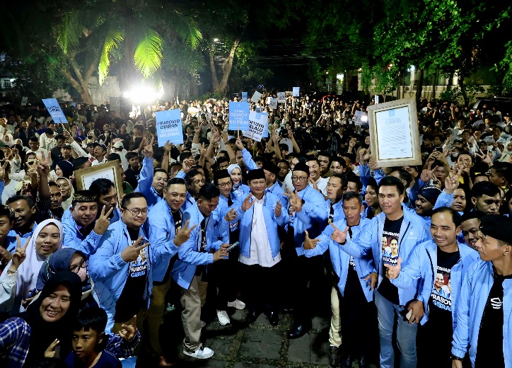 Prabowo Apresiasi Semangat Relawan Matahari Pagi: Walau Hujan Tetap Bertahan