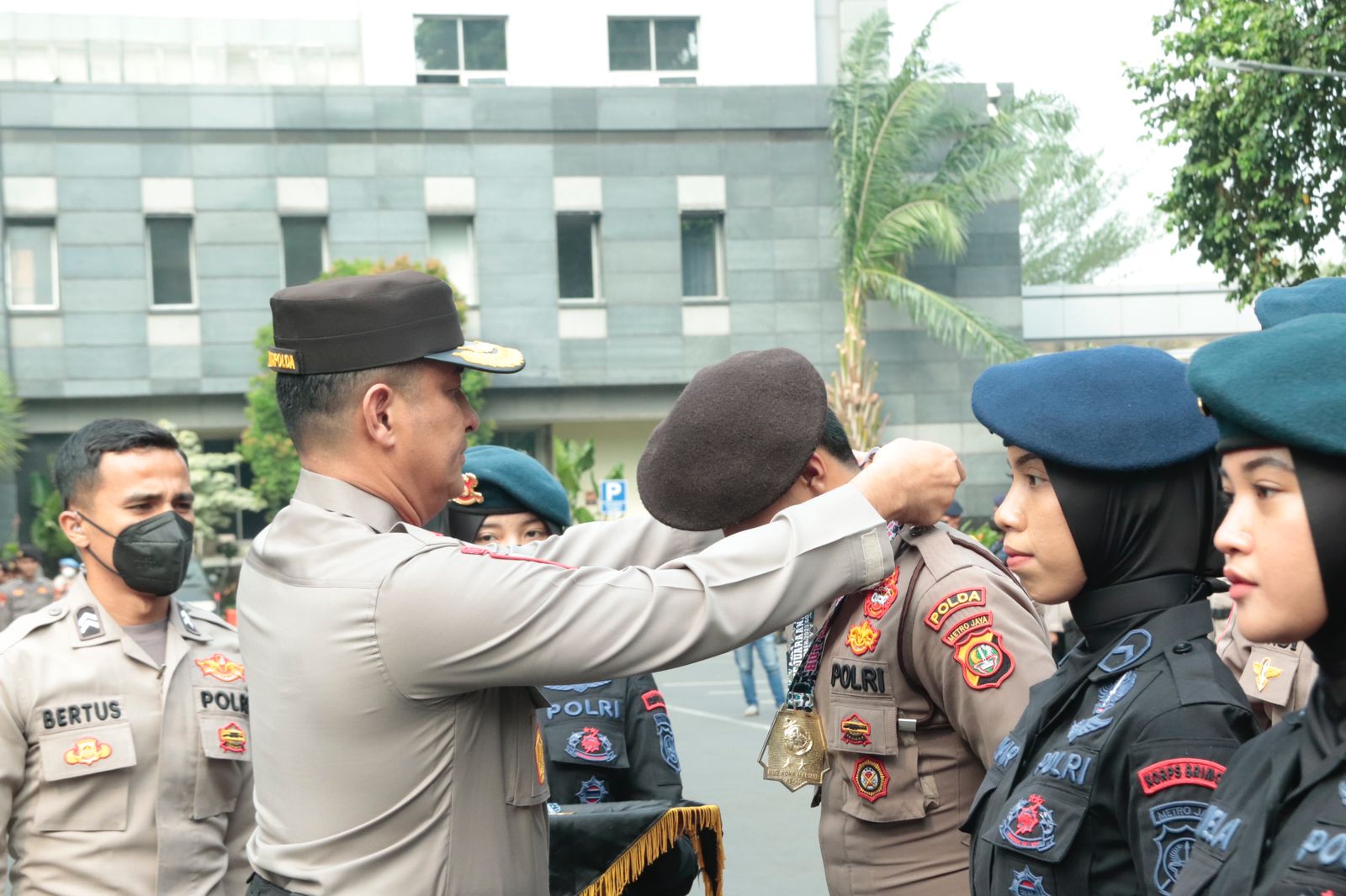 Raih Medali Emas Kejuaraan Taekwondo, Personel Polda Metro Jaya Terima Penghargaan