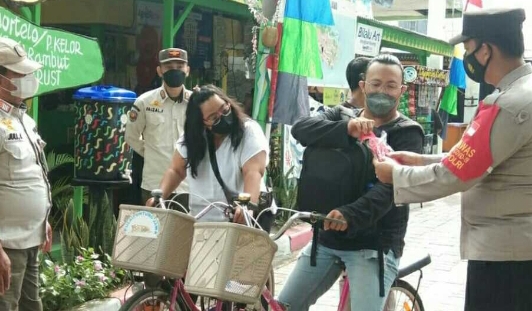 Hari Ini, Warga di 8 Pulau Pemukiman Dibagikan 1.100 Masker Oleh Polres Kepulauan Seribu