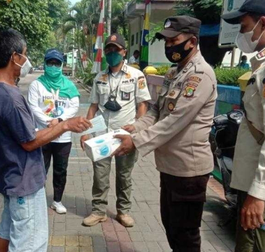 Komitmen Cegah Covid-19, Polres Kep Seribu Terus Imbau ProKes dan Bagikan 800 Masker ke Warga