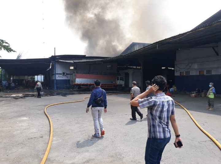 Korsleting Listrik, Sebanyak 3 Unit Bangunan Gudang di Kamal Muara Ludes Diamuk Si Jago Merah
