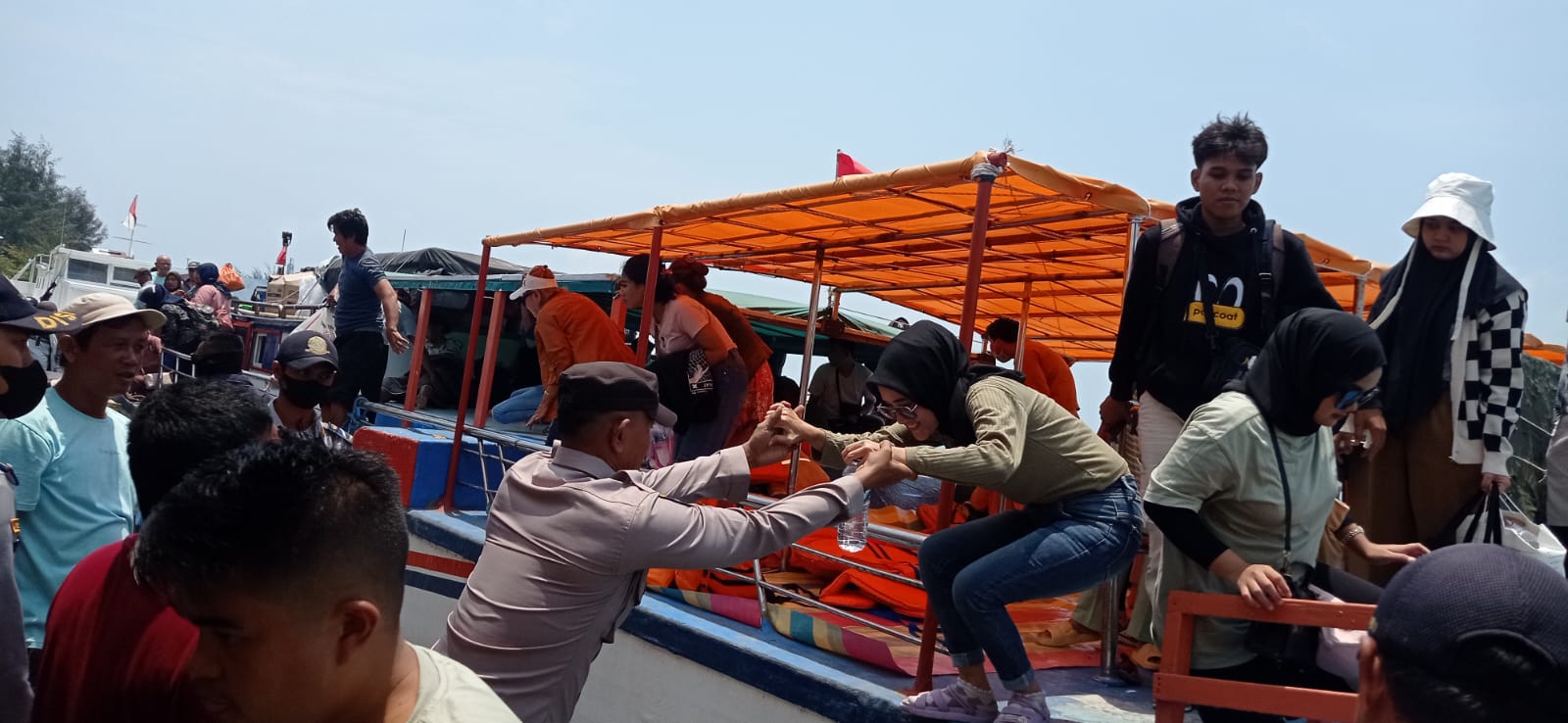 Polsek Kepulauan Seribu Utara Berlakukan Pengamanan Dermaga Pulau Panggang dengan Pendekatan Humanis
