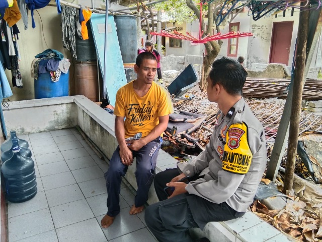 Bhabinkamtibmas Imbau Keselamatan Dalam Berlayar Kepada Tomas Saat Laksanakan Sambang
