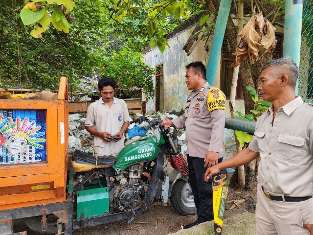 Bhabinkamtibmas Pulau Pramuka Sosialisasikan Layanan Contact Center 110 POLRI secara Door to Door