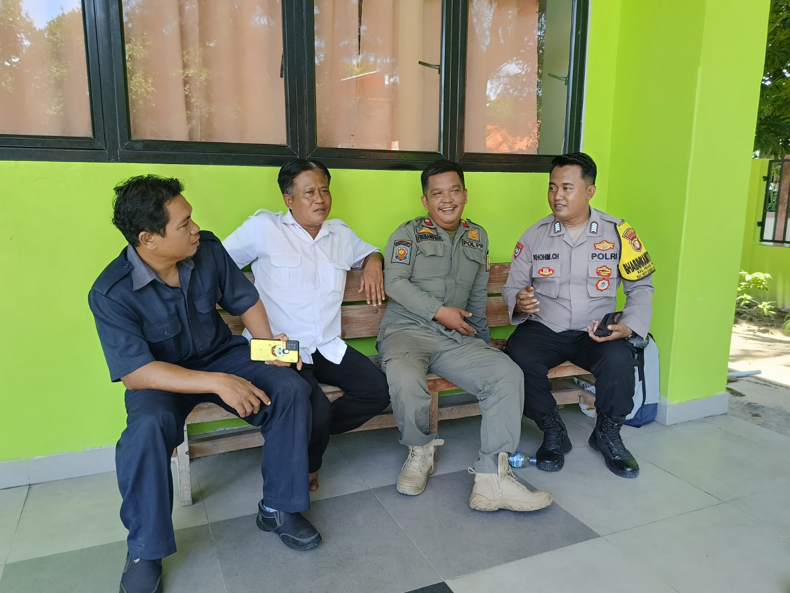Bhabinkamtibmas Pulau Pari Himbau Warga Jaga Persatuan dan Tidak Percaya Hoax Pasca Pemilu 2024