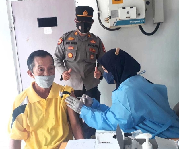 Gencarkan Giat Vaksinasi Dosis 3, Polsek Kep Seribu Utara Gelar Vaksinasi Booster Serentak di 4 Pulau Pemukiman