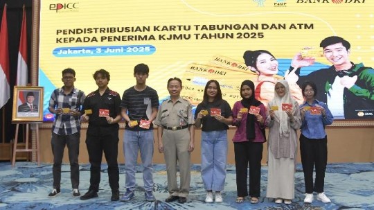 Bank DKI Distribusikan Kartu Jakarta Mahasiswa Unggul Kepada 2.094 Penerima Baru