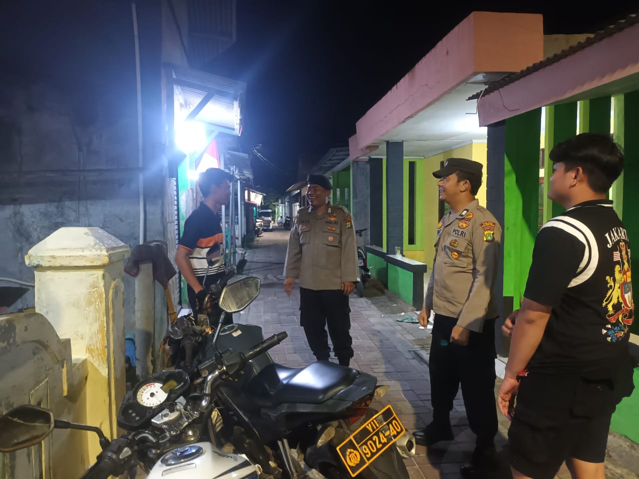 Patroli Malam Polsek Kepulauan Seribu Selatan Himbau Warga Pulau Lancang Jaga Kamtibmas