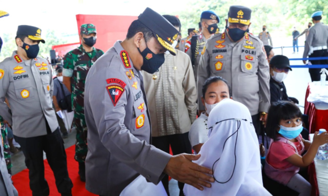 Tinjau Vaksinasi Serentak se-Indonesia, Kapolri Ingatkan Syarat Wajib Laksanakan PTM 100 Persen