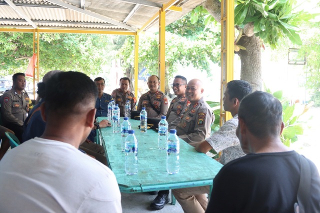Kapolres Kepulauan Seribu Gelar Jum'at Curhat di Depan Dermaga Pulau Pari