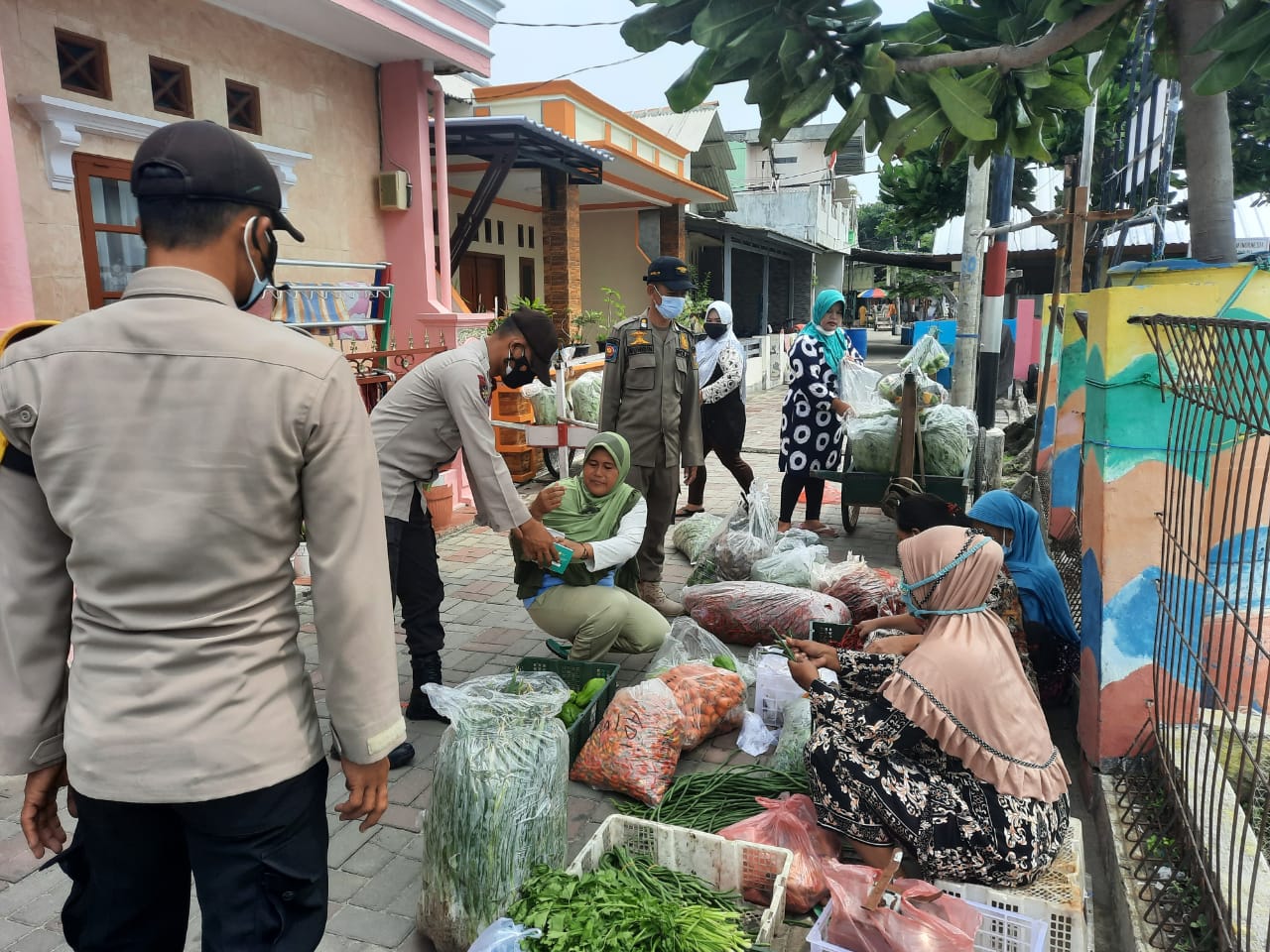 Bagikan 1.700 Masker ke Warga, Polres Kepulauan Seribu dan Polsek Jajaran Terus Cegah Sebaran Covid-19