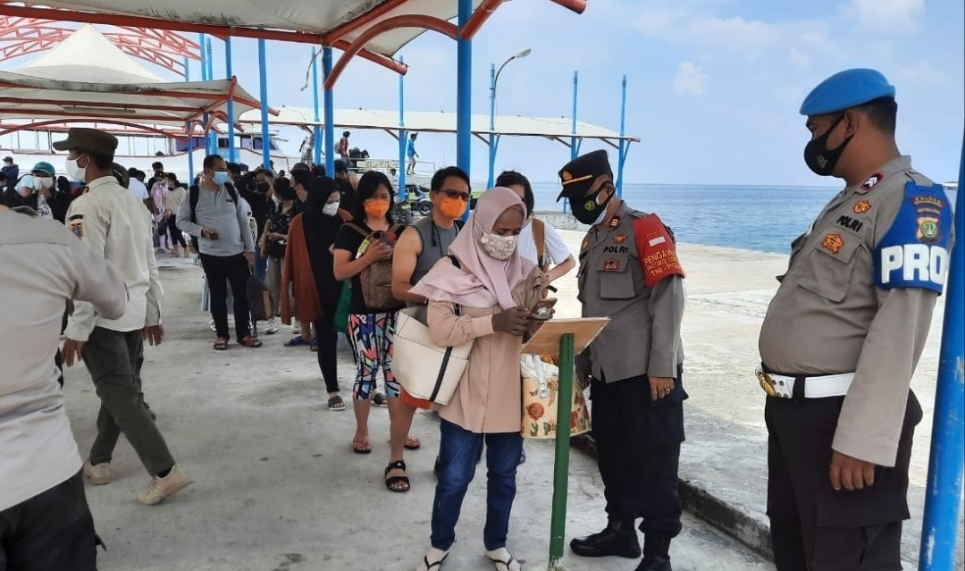 Polsek Kep Seribu Utara Gelar Giat Pengawasan ProKes di 4 Dermaga Kedatangan