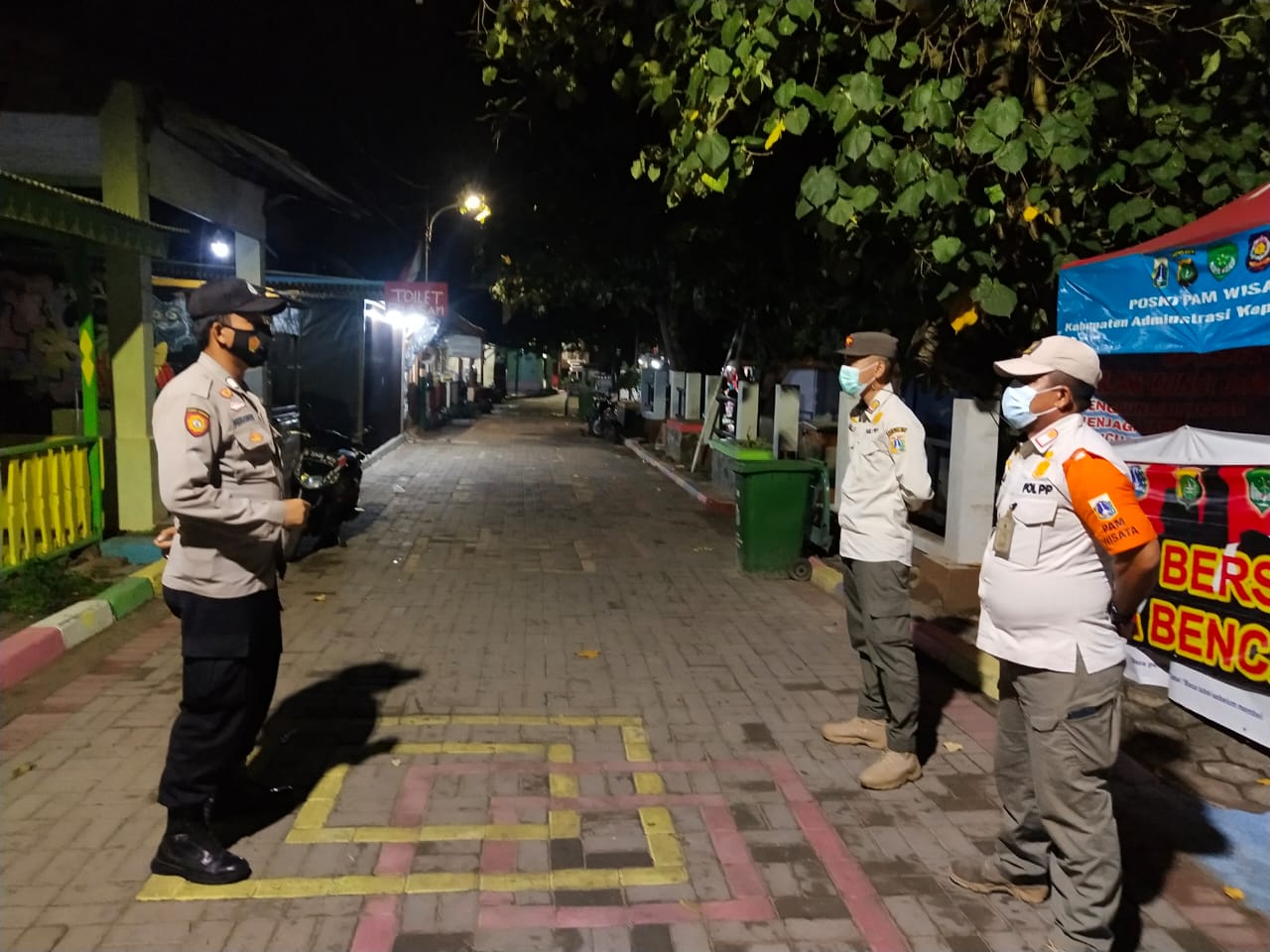 Terus Giatkan Pengawasan ProKes, Polsek Kep Seribu Selatan Gelar Patroli PPKM Malam Hari
