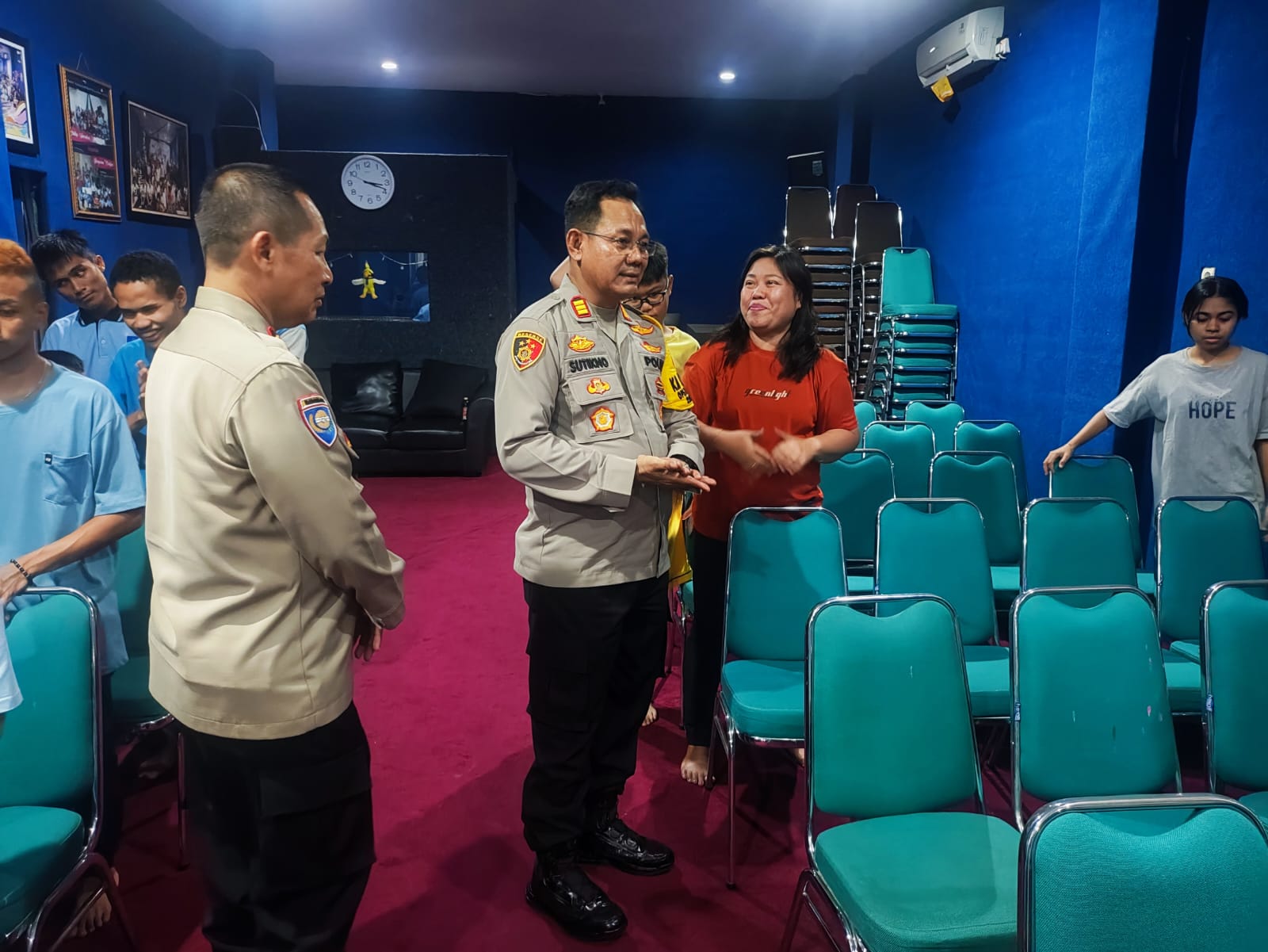 Wujud Kepedulian Polri, Kapolsek Duren Sawit Kunjungi Anak Anak penyandang Disabilitas.