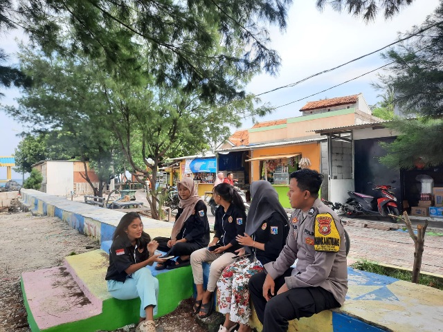 Bhabinkamtibmas Pulau Lancang, Polres Kepulauan Seribu Sambangi Remaja dan Berikan Himbauan Terkait Berita Hoax