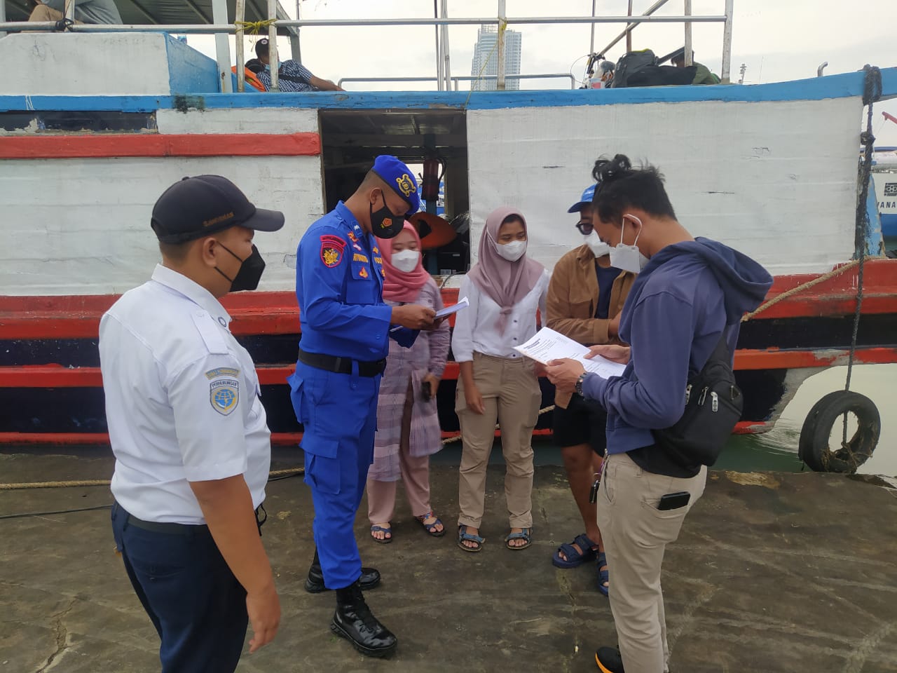 PPKM Level2, Polres Kep Seribu Terus Ketatkan Aturan ProKes di Dermaga Keberangkatan