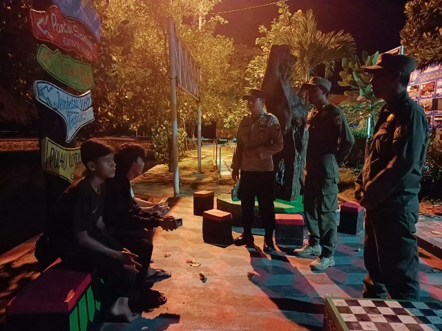 Polsek Kepulauan Seribu Selatan Melaksanakan Patroli Malam Dialogis dan Berikan Himbauan Kenakalan Remaja demi Keamanan dan Kepuasan Masyarakat