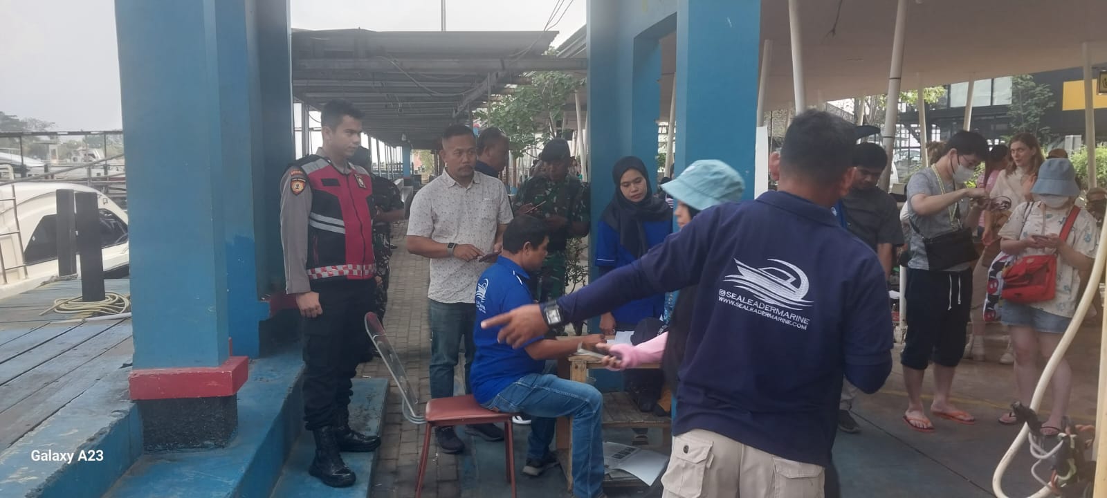 Polres Kepulauan Seribu Amankan Keberangkatan Warga dan Wisatawan di Dermaga 16 dan 17 Marina Ancol, Sosialisasikan 110 Call Centre Polri