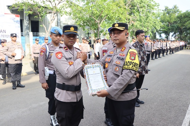 Kapolres Kepulauan Seribu Berikan Penghargaan kepada Personel Berprestasi dalam Upacara di Mako Polres Kepulauan Seribu.