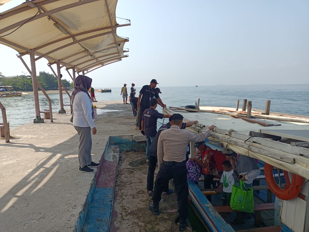 Polsek Kepulauan Seribu Selatan Laksanakan Pengamanan Dermaga Pulau Untung Jawa, Ciptakan Rasa Aman bagi Wisatawan