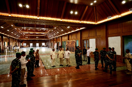 Momen 'Gemoy' Prabowo Peragakan Tata Cara Makan Prajurit Akmil