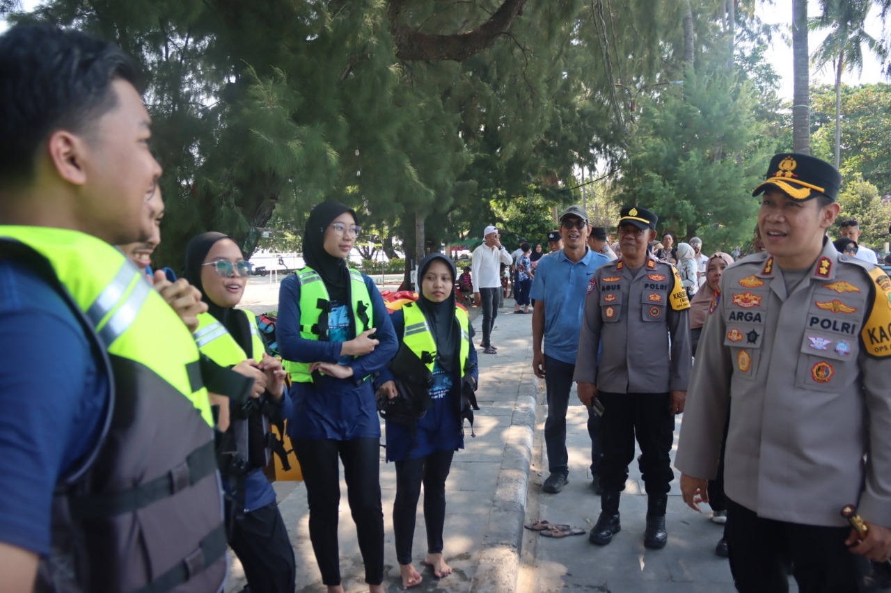 Kapolres Kepulauan Seribu Sapa Wisatawan di Pulau Tidung, Ingatkan Keselamatan Laut dan Sosialisasi Layanan 110