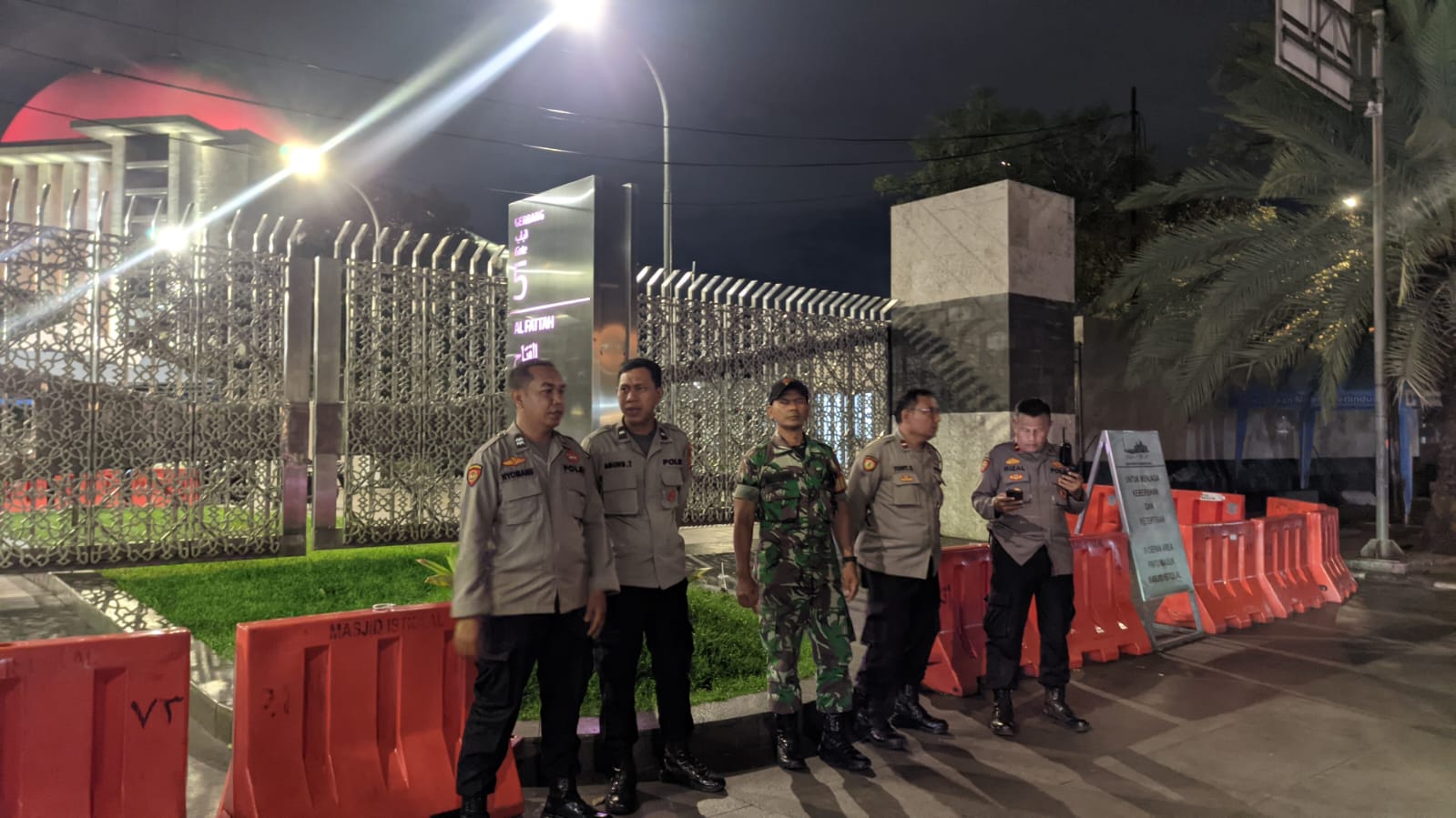 Polsek Kepulauan Seribu Selatan Melakukan Pengamanan di Dermaga Pulau Untung Jawa