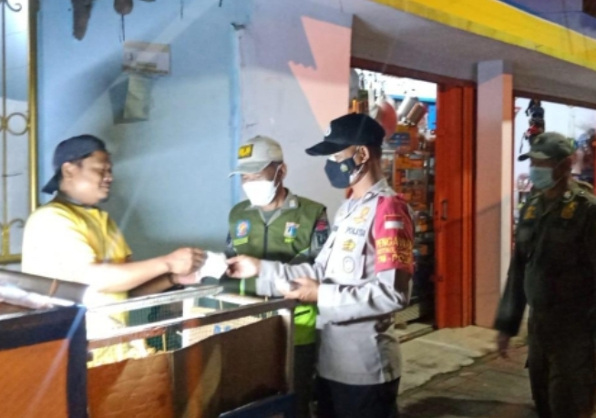 Saat Patroli Malam Hari, Polsek Kep Seribu Utara Bagikan Masker dan Sampaikan Himbauan ProKes