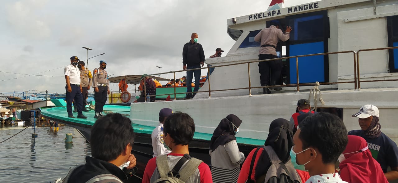 Di Pelabuhan Kaliadem 621 Penumpang Kapal Diwajibkan Terapkan ProKes dan Scan Barcode Peduli Lindungi