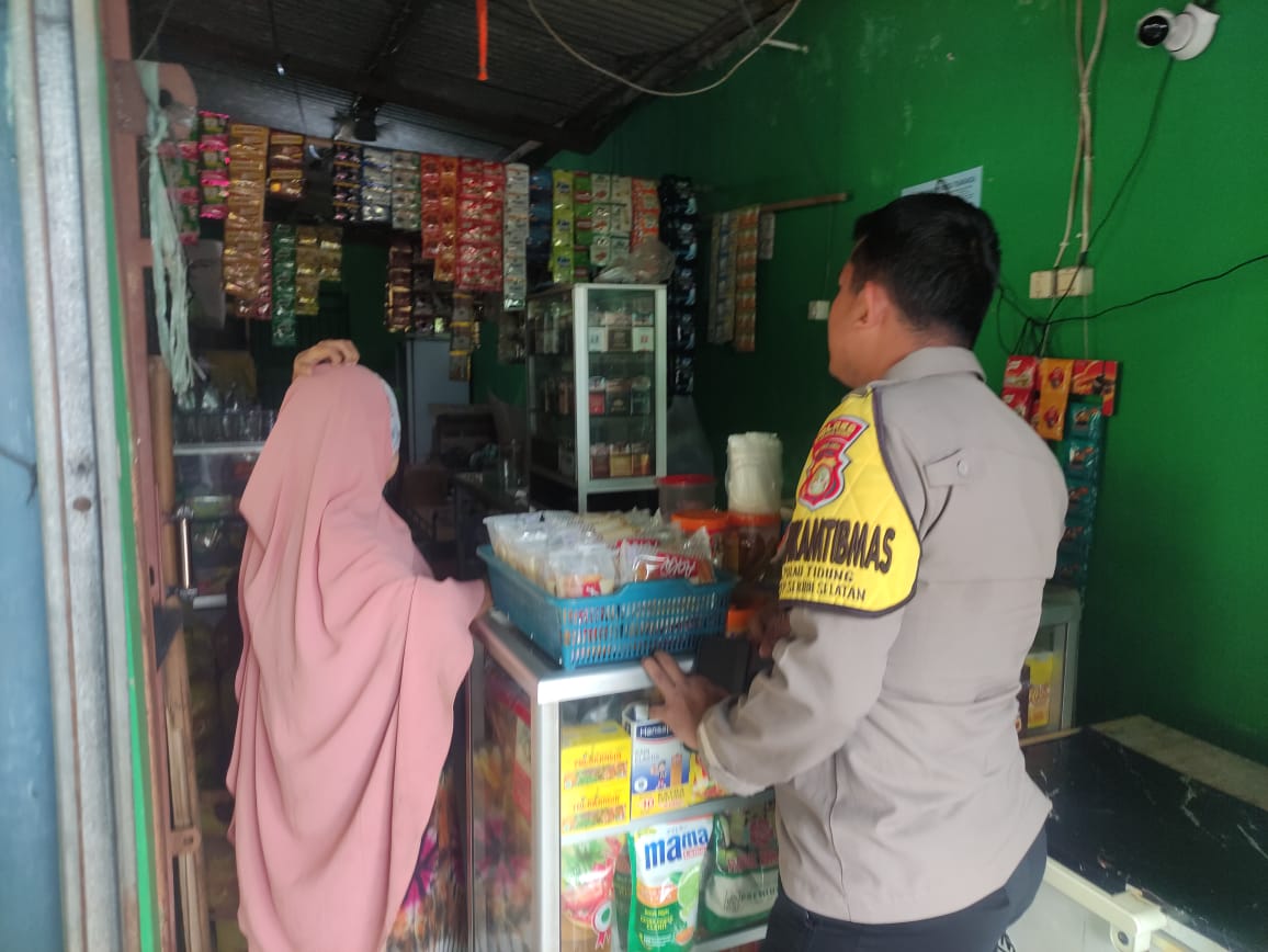 Kapolsek Kepulauan Seribu Selatan dan Bhabinkamtibmas Memastikan Ketersediaan dan Stabilitas Harga Beras di Wilayah