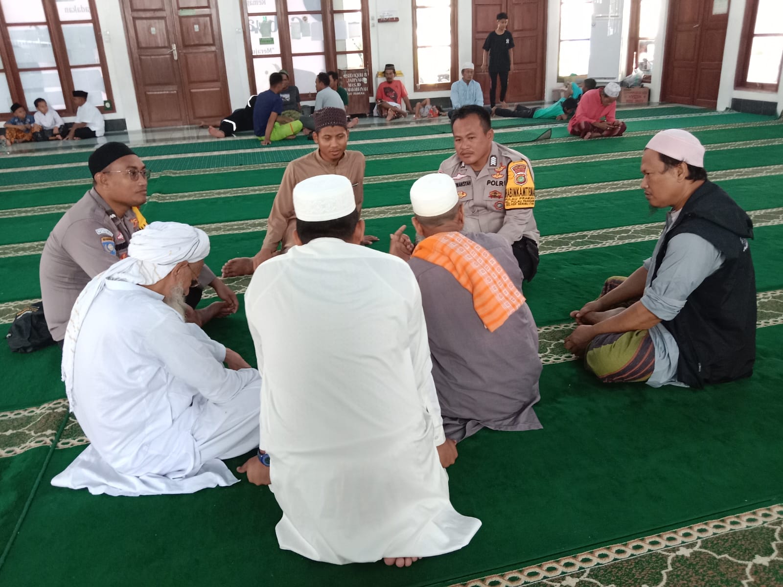 Kanit Binmas dan Bhabinkamtibmas Polsek Kepulauan Seribu Utara Sambangi Tokoh Agama, Dorong Terwujudnya Lingkungan Masyarakat Madani
