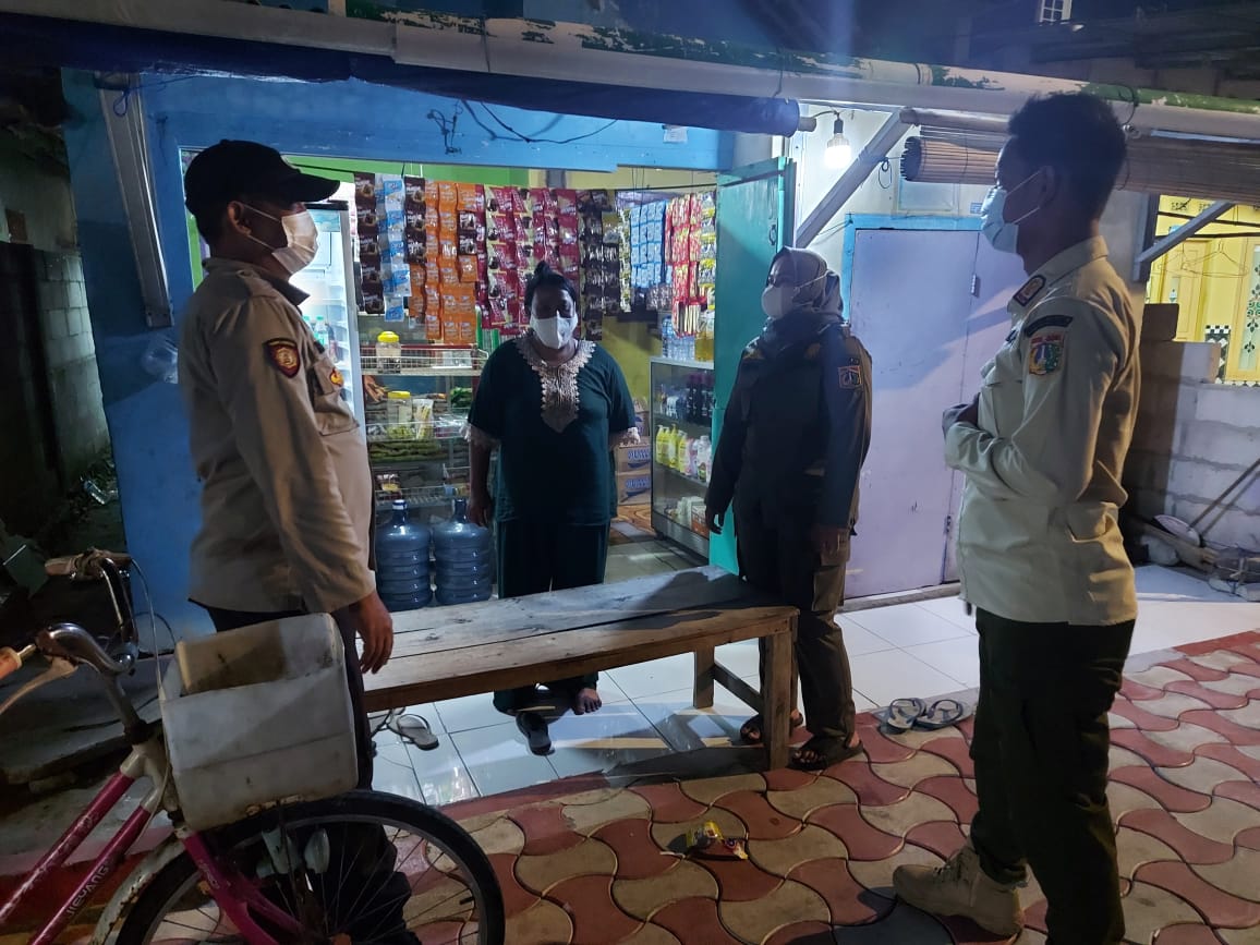 Polsek Kep Seribu Selatan Gelar Patroli Malam Hari Serentak di 4 Pulau Pemukiman Lakukan Pengawasan ProKes