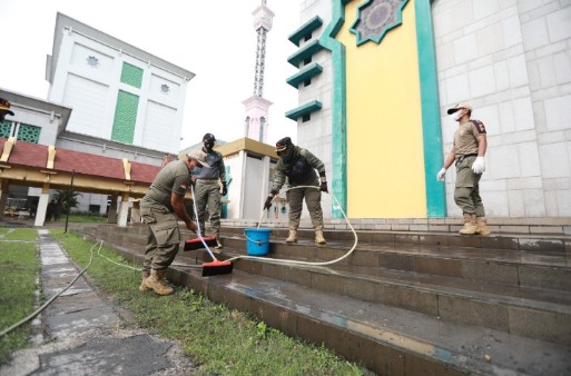 140 Anggota Satpol PP Jakarta Utara Bersihkan Halaman JIC